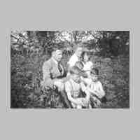 011-0280 Die Familie Oskar von Frantzius am 17. Mai 1944.jpg